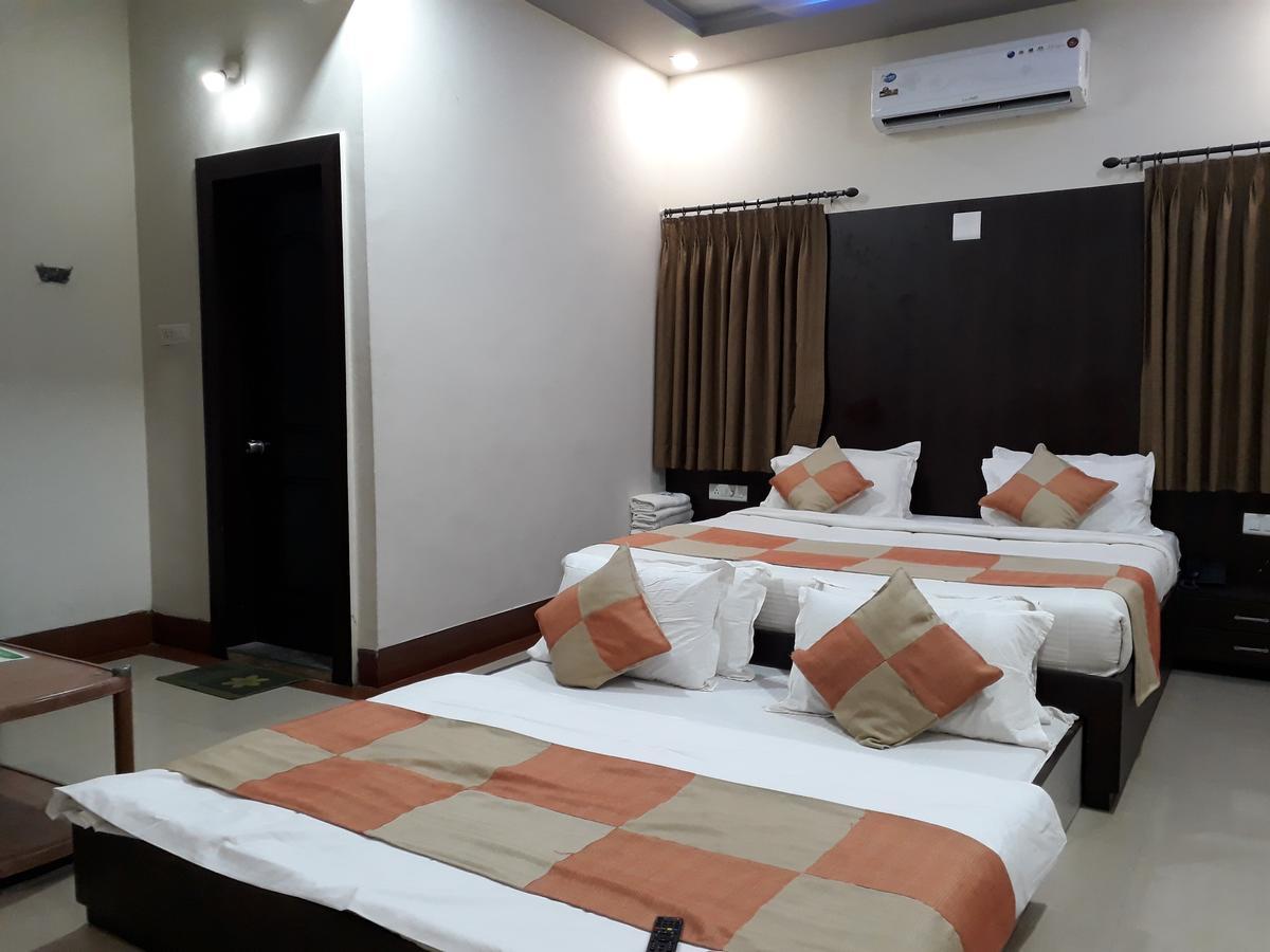 Hotel Nilay Dwārka Buitenkant foto